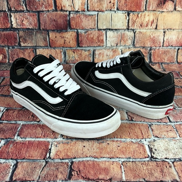 Vans Shoes - VANS WARD LOWTOP SHOES,  WOMANS SIZE 8 GUC